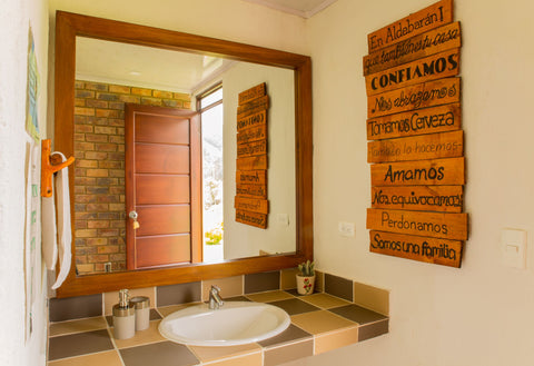 Baño a pocos pasos del domo, gran espejo, ambientes separados de ducha, inodoro y lavamanos. Decoración campestre