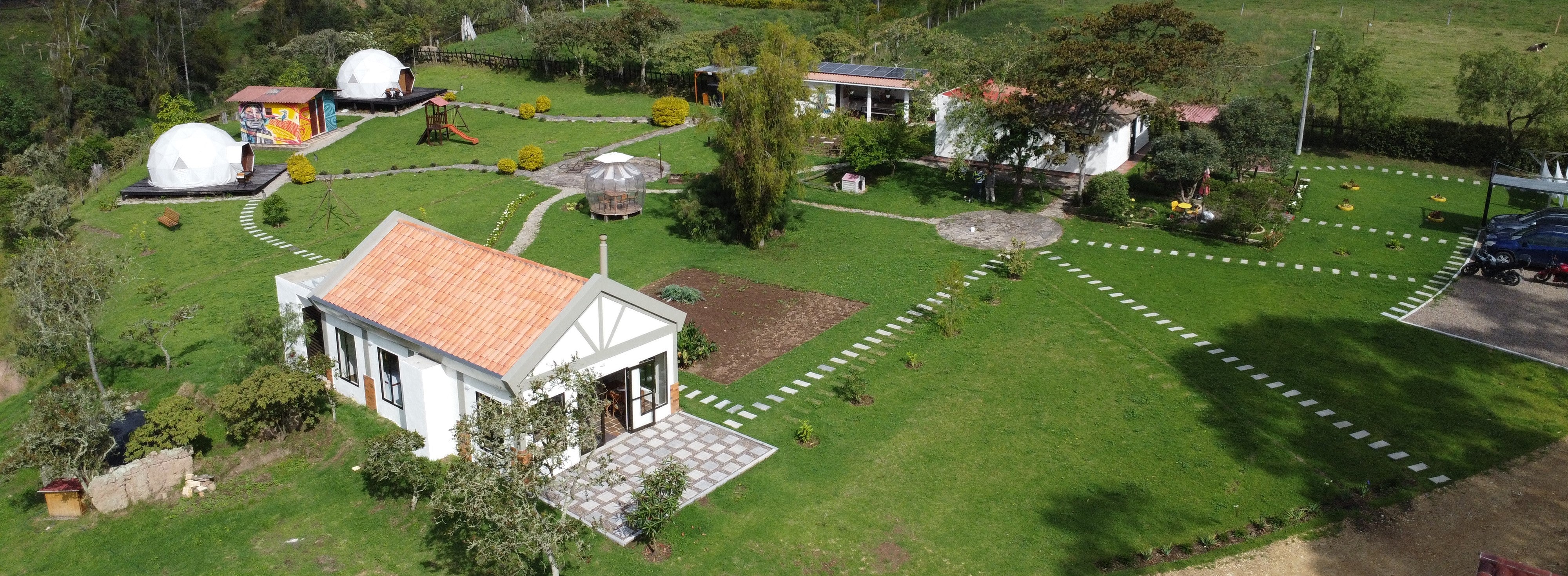 Panorámica Glamping, salón Bohemio y áreas verdes de Aldebarán Boyacá
