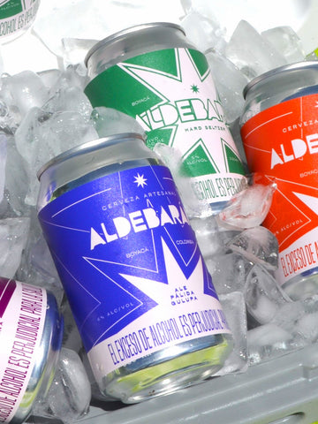 Cerveza tipo ale pálida con gulupa, hard selzer de gulupa y American Amber Ale, producidas por Aldebarán y ubicadas en una necera portatil con hielo