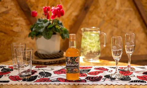 Interior del domo geodésico, con mesa con flores, agua, botella de vino de gulupa de la casa y copas, de bienvenida a los huéspedes. 