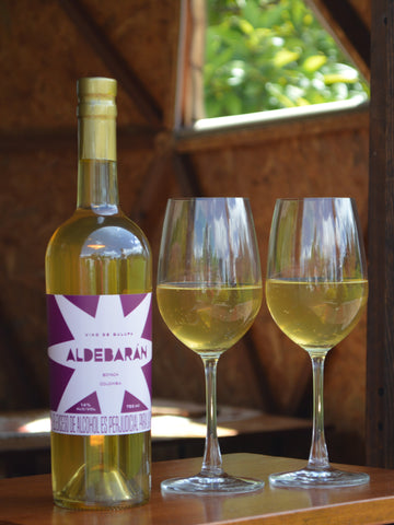 Un vino de sabor tropical, 100% gulupa y toques de miel, que deleita con su equilibrio entre dulzura de la miel y el carácter cítrico de la gulupa - fruta de la pasión -. Sentirás una textura suave y aterciopelada en el paladar. Servido en dos copas 